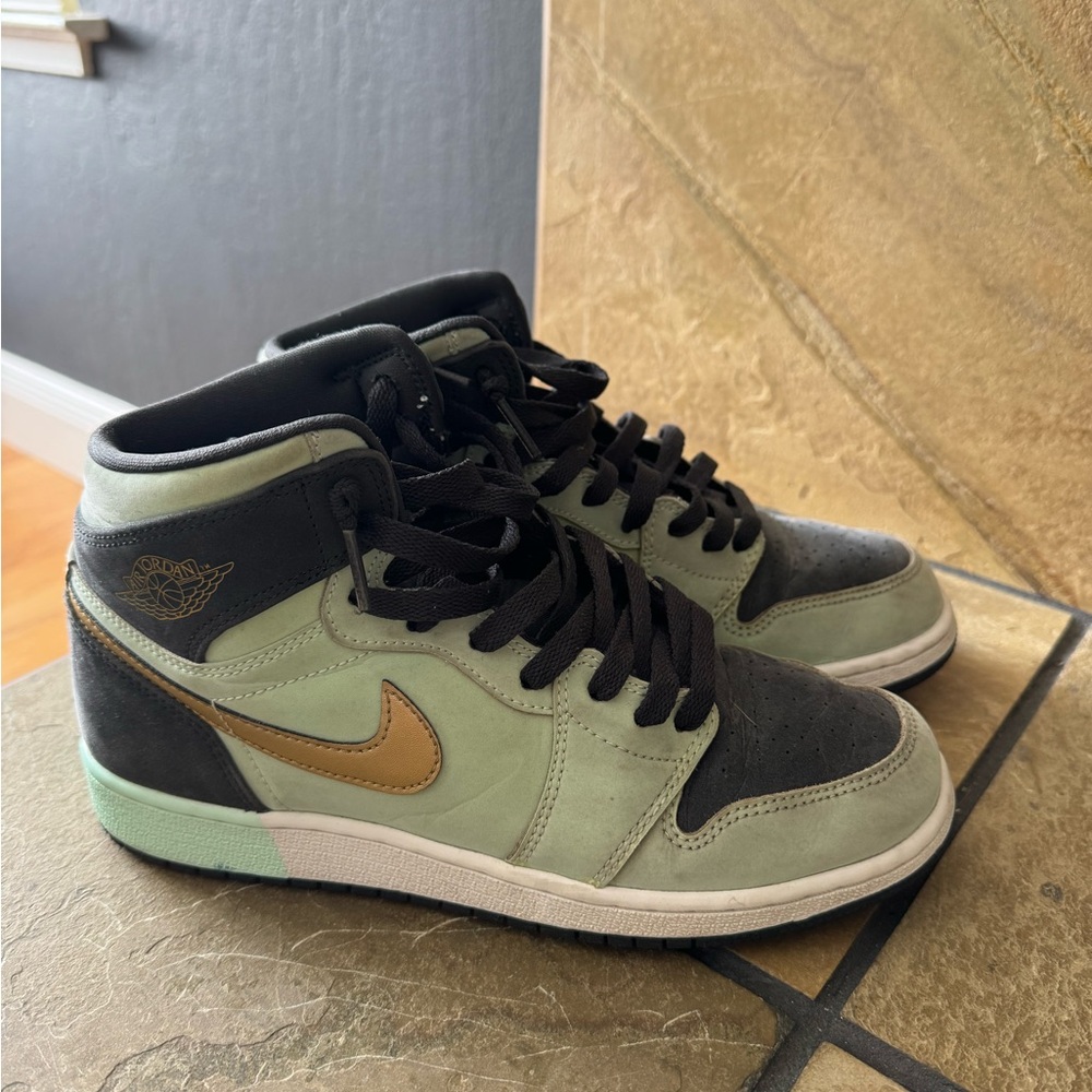 Nike High-Top Sneakers in Green, Black, and Gold - size 6 youth.